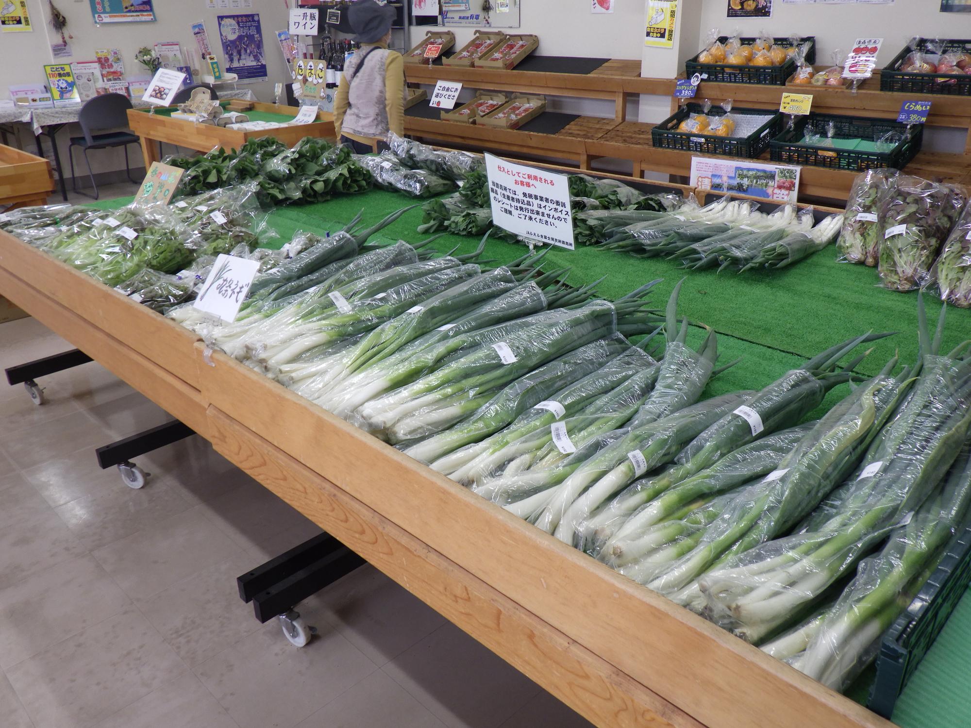 JAふえふき富士見農産物直売所の店内の様子、ネギが陳列されている