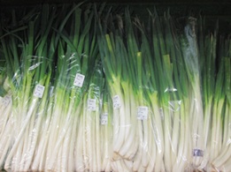 白ネギが陳列されている