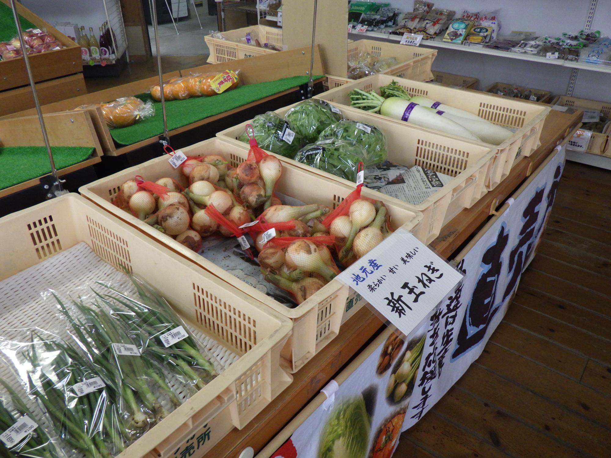 かすがい農産物直売所の様子、野菜が陳列されている