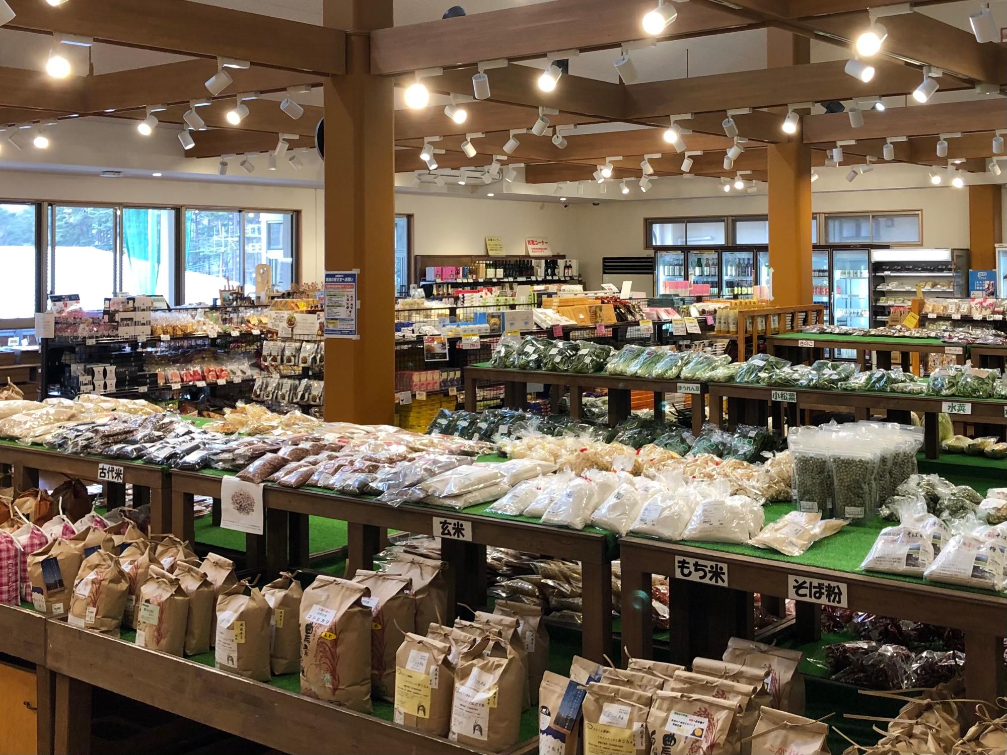 道の駅こぶちさわの内観