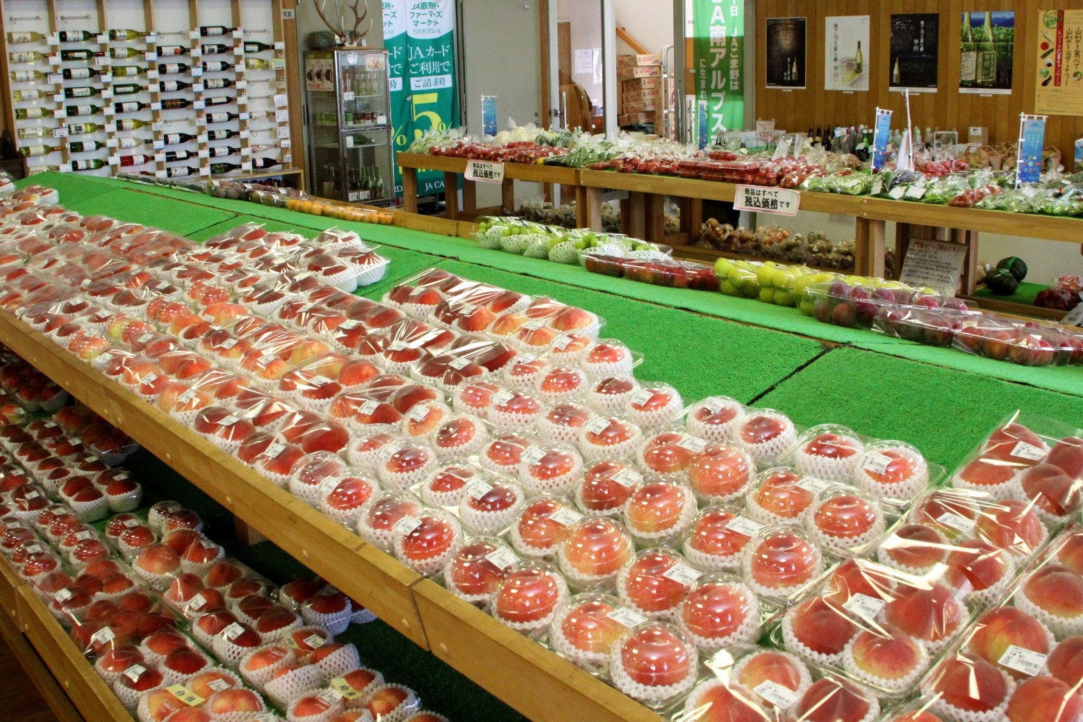 道の駅しらね農産物直売所の内観