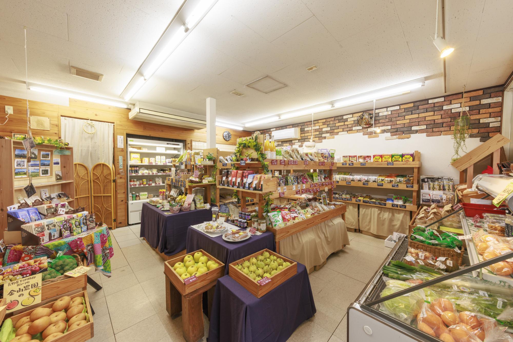 ショップまちこぶの店内