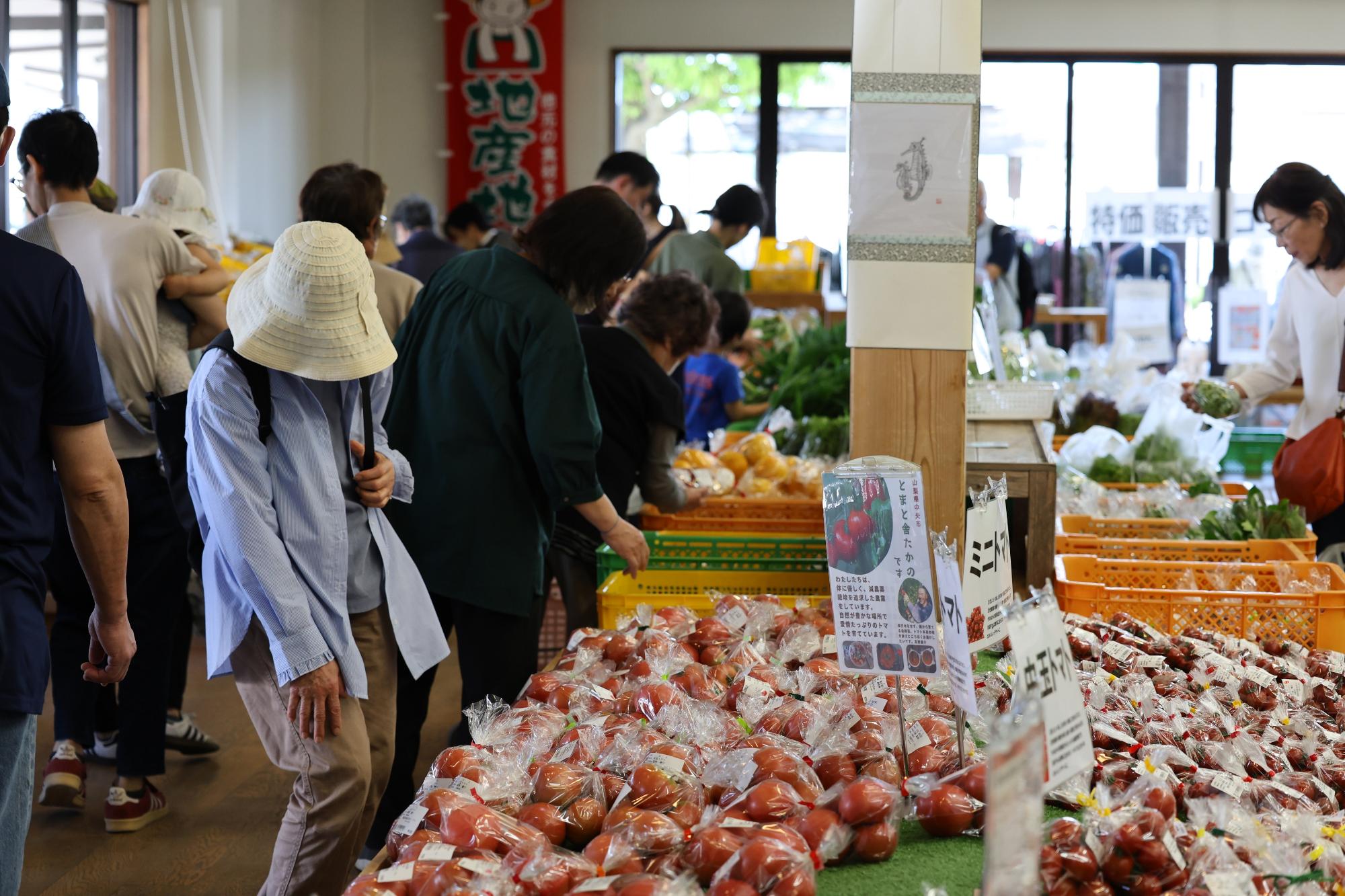 四季新鮮収穫広場 『た・から』の店内で買い物をしているお客さん