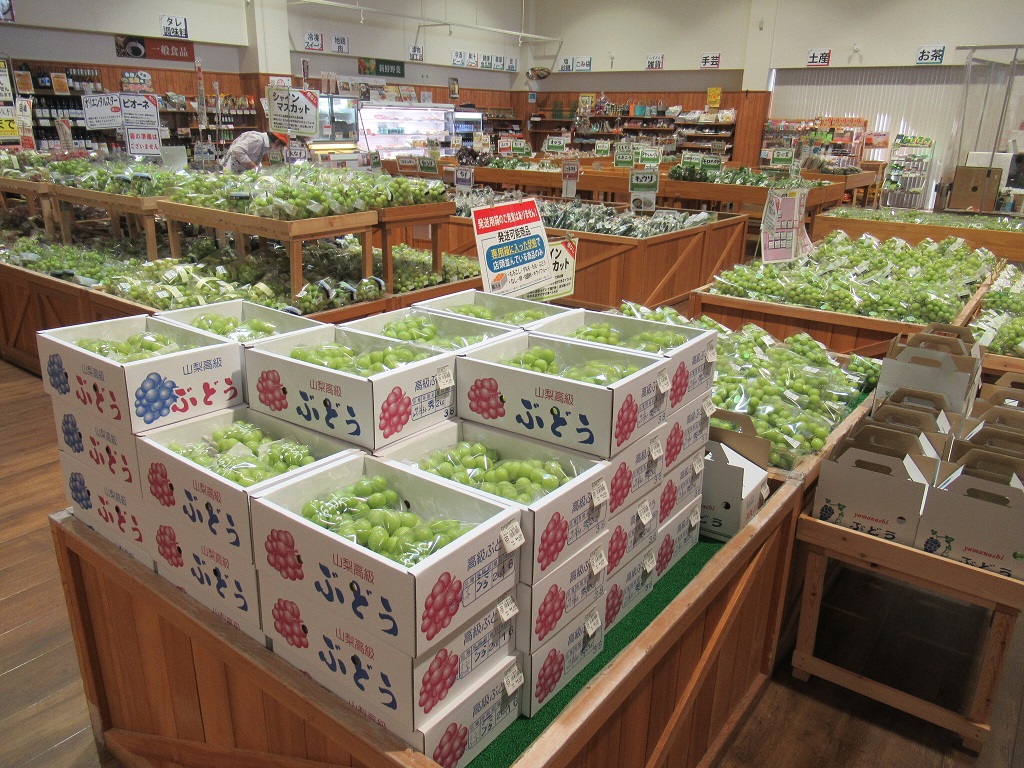 直売所店内の写真：ぶどうが陳列されている