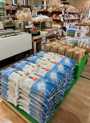 武川町農産物直売センターの内観