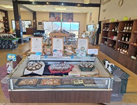 ゆうのう市場農産物直売所の店内を俯瞰して撮影した写真